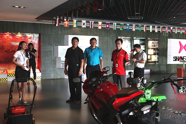 重慶市人社局王局長一行蒞臨鑫源指導(dǎo)工作