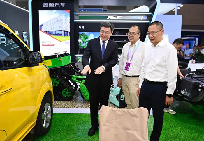 涪陵區委書記、區長親臨2023智博會鑫源汽車展臺