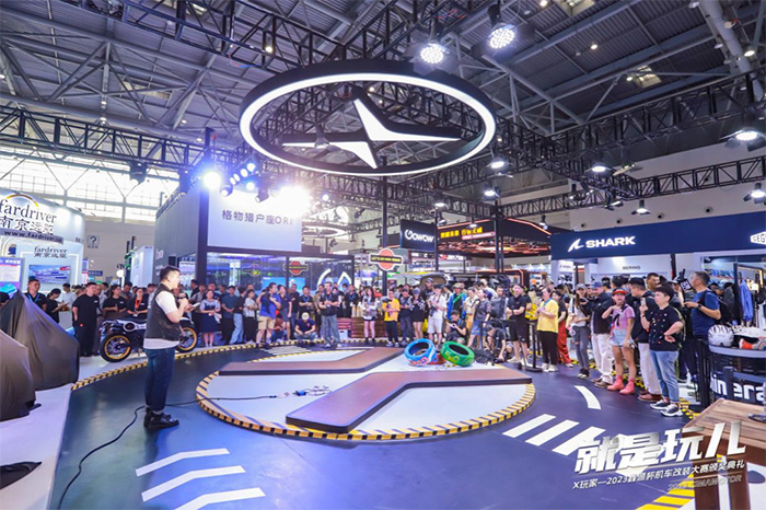 復(fù)古、改裝、搖滾、露營，鑫源摩托玩兒出個“遙遙領(lǐng)先”！ 摩博會展臺變游戲場，鑫源摩托徹底“玩兒”出圈 玩改裝，還得是鑫源摩托！